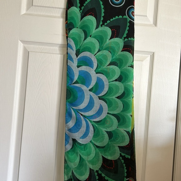 This Desigual scarf is in very good condition.  It is soft & colourful - Picture 4 of 6